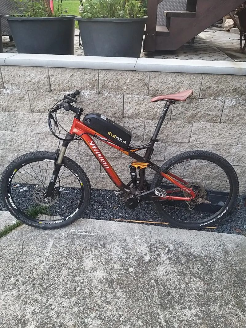 Celoodrpužené kolo specialized