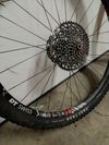 Použité zaplétané kola DT SWISS XR 1501 Boost s naby Bitex kazetou Sram GX, plášti a kotouči. 