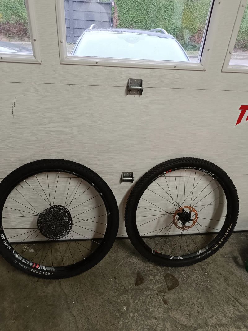 Použité zaplétané kola DT SWISS XR 1501 Boost s naby Bitex kazetou Sram GX, plášti a kotouči. 