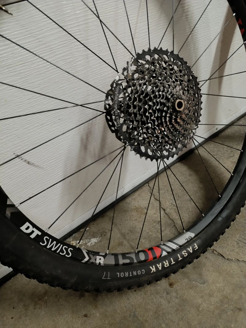 Použité zaplétané kola DT SWISS XR 1501 Boost s naby Bitex kazetou Sram GX, plášti a kotouči. 
