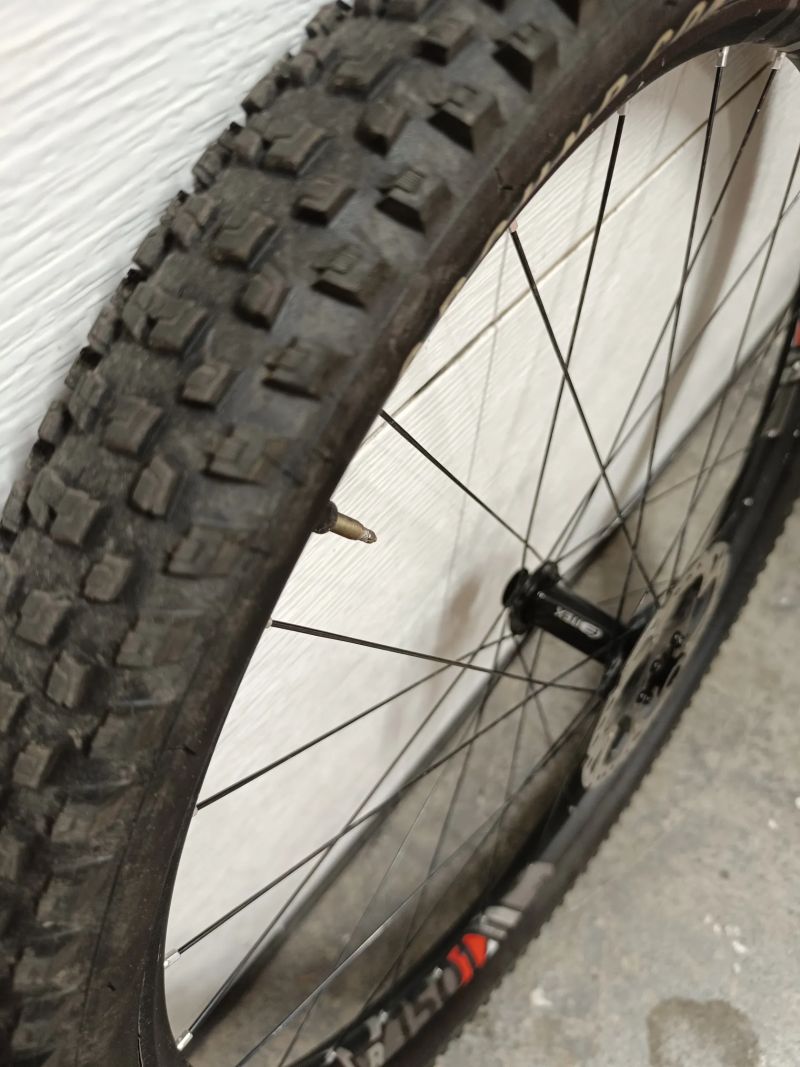Použité zaplétané kola DT SWISS XR 1501 Boost s naby Bitex kazetou Sram GX, plášti a kotouči. 