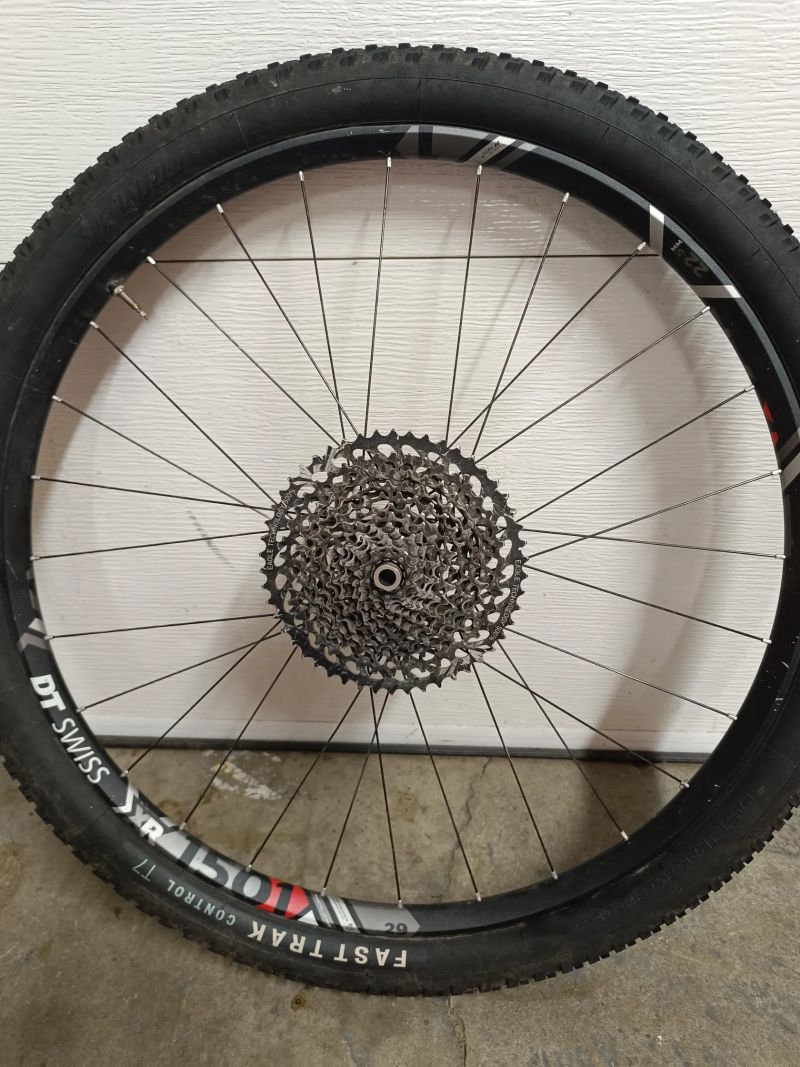 Použité zaplétané kola DT SWISS XR 1501 Boost s naby Bitex kazetou Sram GX, plášti a kotouči. 