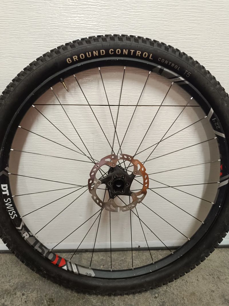 Použité zaplétané kola DT SWISS XR 1501 Boost s naby Bitex kazetou Sram GX, plášti a kotouči. 