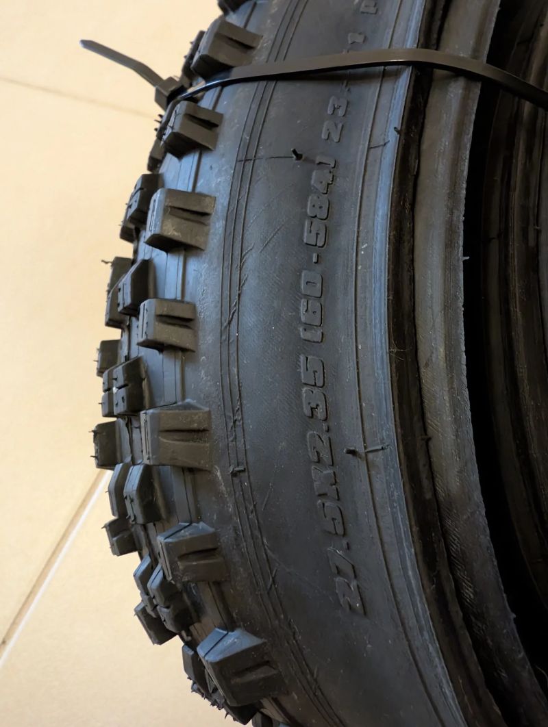 Prodám pár plášťů VEE Tire