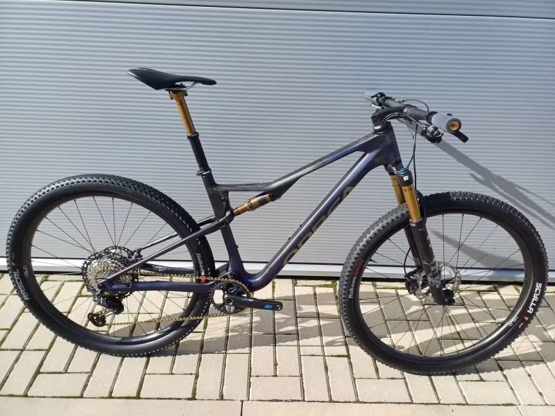 Prodám celoodpružené horské kolo Orbea Oiz M-pro 2024 Velikost L karbonová kola + wattmetr