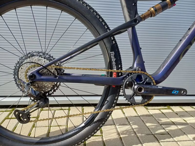 Prodám celoodpružené horské kolo Orbea Oiz M-pro 2024 Velikost L karbonová kola + wattmetr