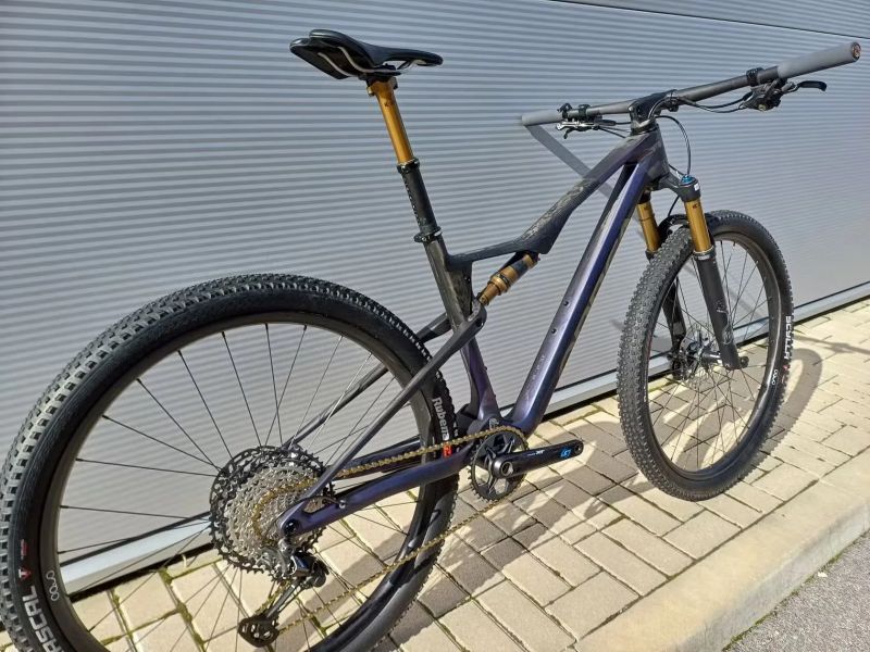 Prodám celoodpružené horské kolo Orbea Oiz M-pro 2024 Velikost L karbonová kola + wattmetr