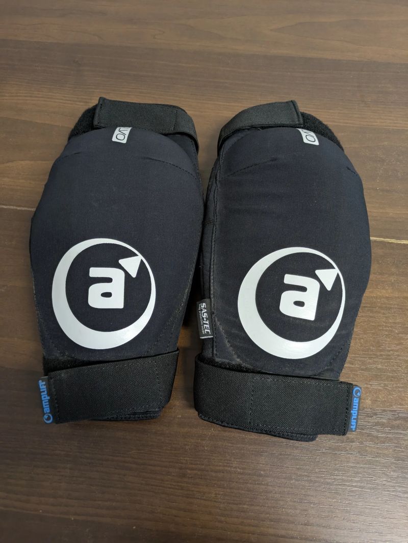 AMPLIFI Havok Knee zip chrániče kolen, černá L