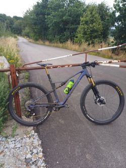 Prodám celoodpružené horské kolo orbea oiz M-pro velikost L karbonové a karbonová kola + wattmetr