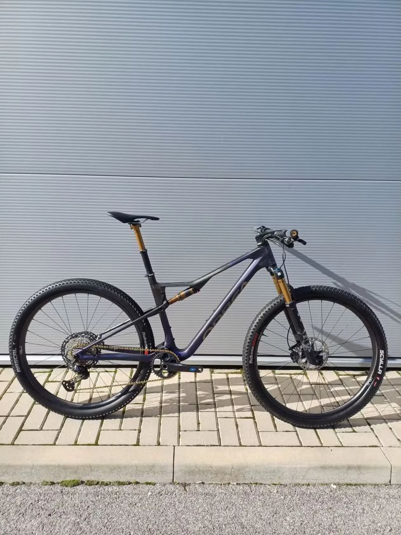 Prodám celoodpružené horské kolo orbea oiz M-pro velikost L karbonové a karbonová kola + wattmetr