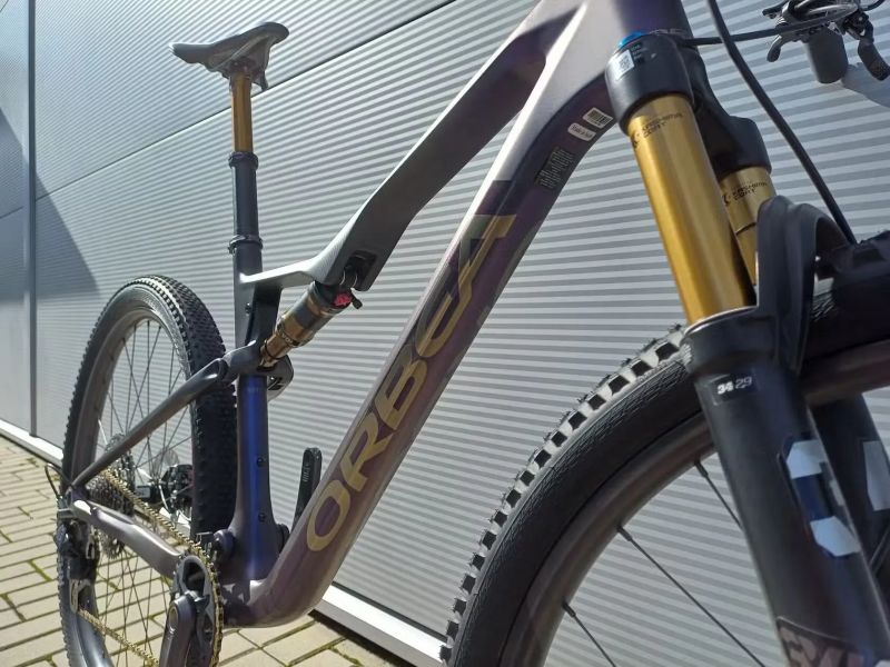 Prodám celoodpružené horské kolo orbea oiz M-pro velikost L karbonové a karbonová kola + wattmetr