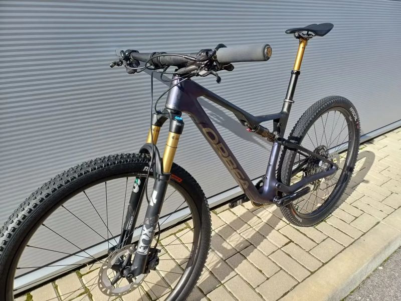 Prodám celoodpružené horské kolo orbea oiz M-pro velikost L karbonové a karbonová kola + wattmetr
