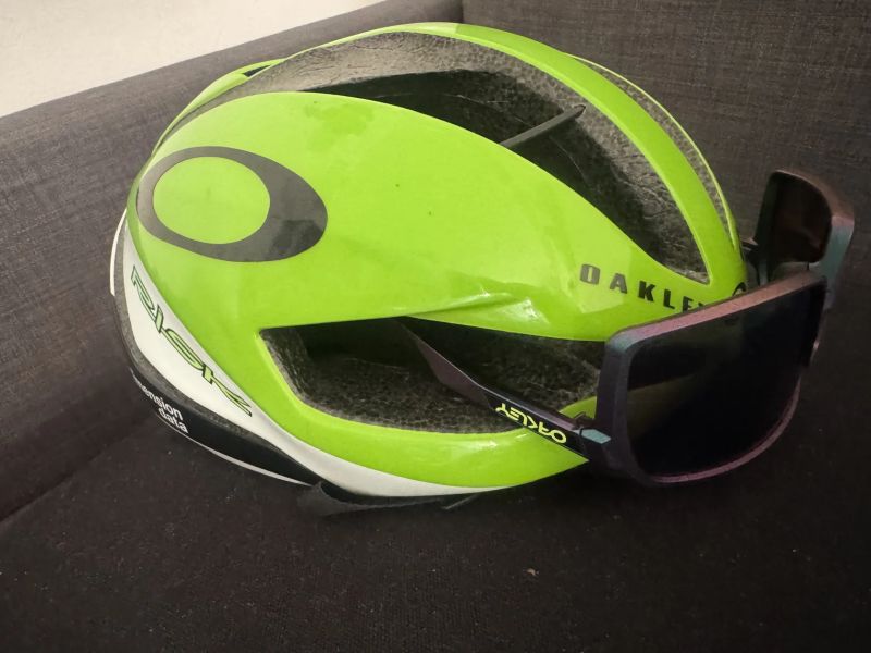 Oakley Aro 5 Neon vel L. 58-60cm Mips