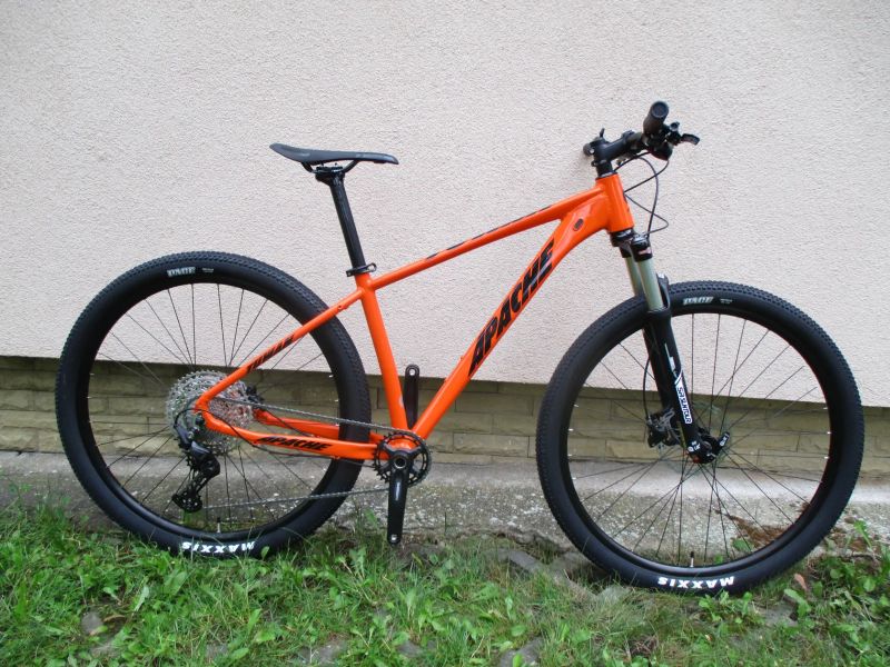 Nové 29" kolo Apache Tuwan 17", vzduch. vidlice Suntour Raidon, Shimano Deore1x1, pevná osa