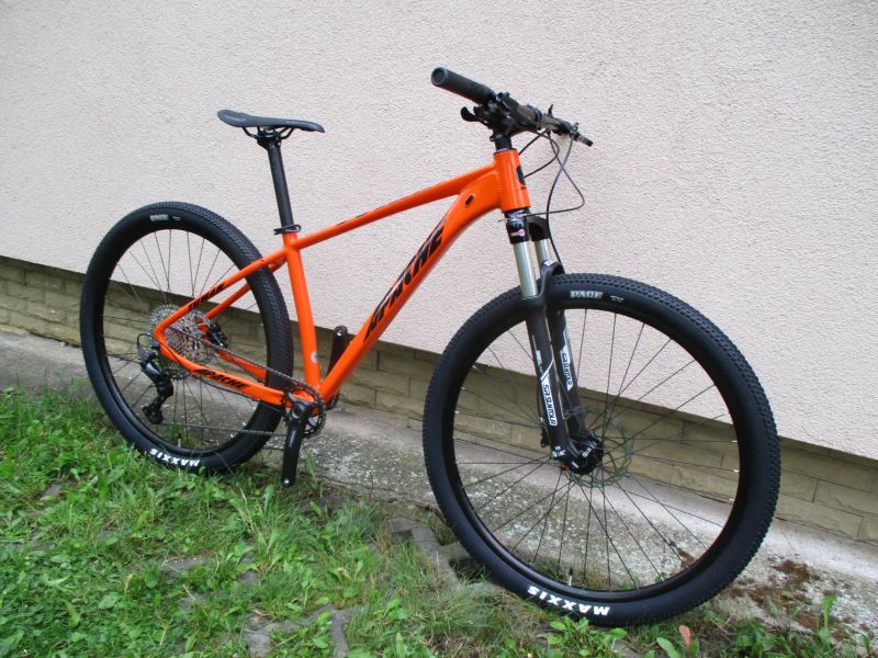 Nové 29" kolo Apache Tuwan 17", vzduch. vidlice Suntour Raidon, Shimano Deore1x1, pevná osa