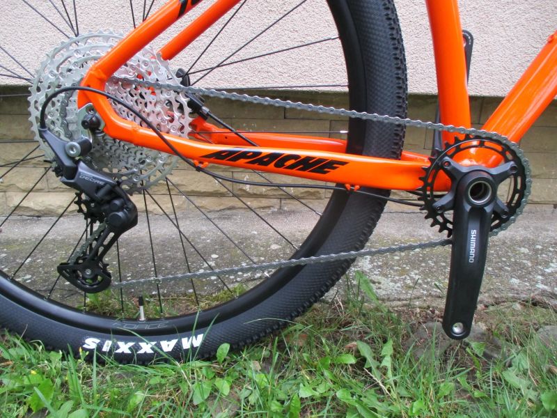 Nové 29" kolo Apache Tuwan 17", vzduch. vidlice Suntour Raidon, Shimano Deore1x1, pevná osa