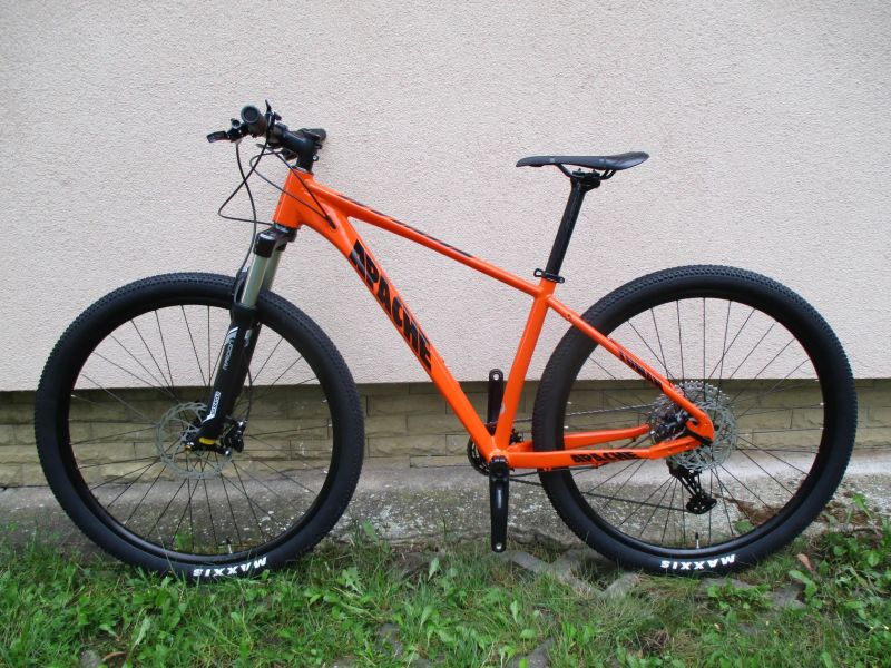 Nové 29" kolo Apache Tuwan 17", vzduch. vidlice Suntour Raidon, Shimano Deore1x1, pevná osa