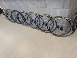 zapletená kola na gravel nebo silnici, WTB, DT Swiss, Shimano,... 