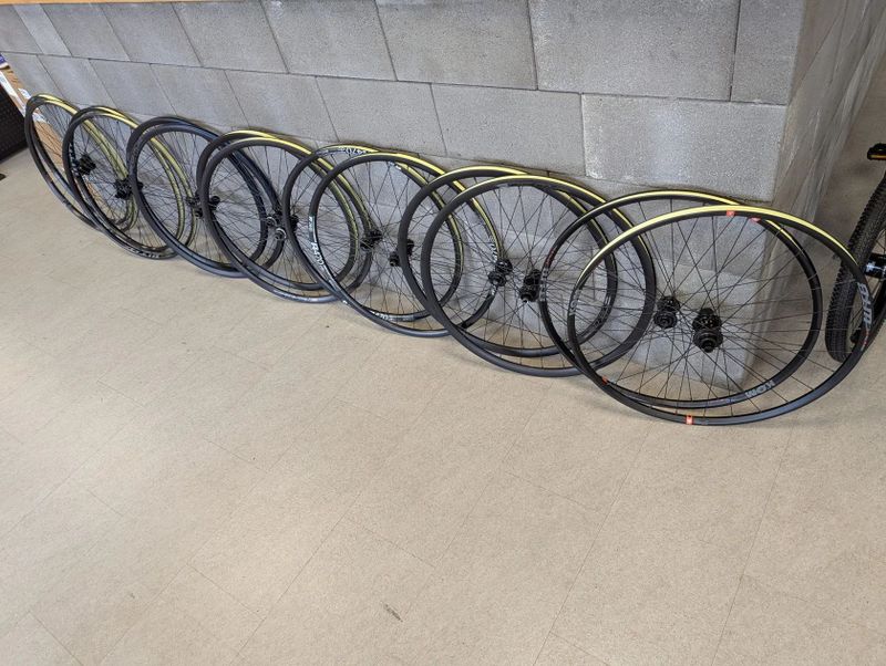 zapletená kola na gravel nebo silnici, WTB, DT Swiss, Shimano,... 