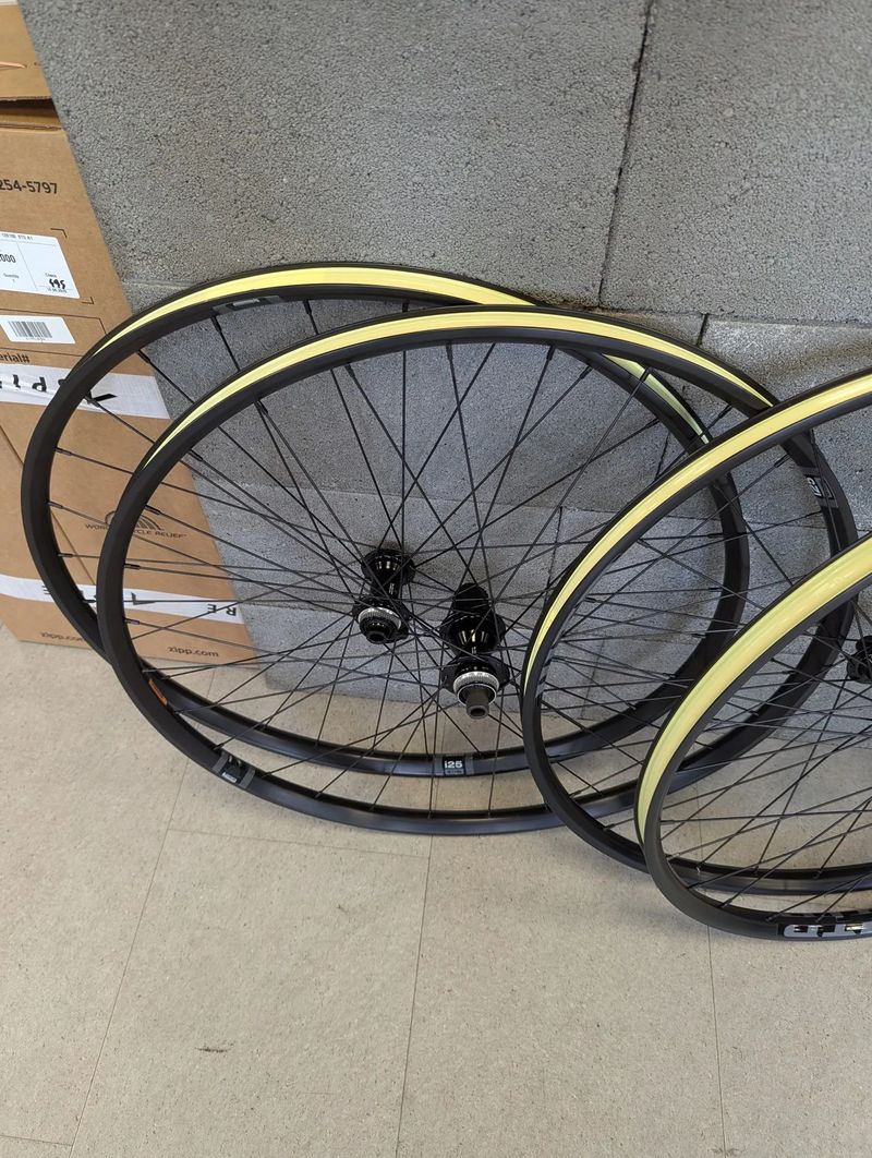 zapletená kola na gravel nebo silnici, WTB, DT Swiss, Shimano,... 