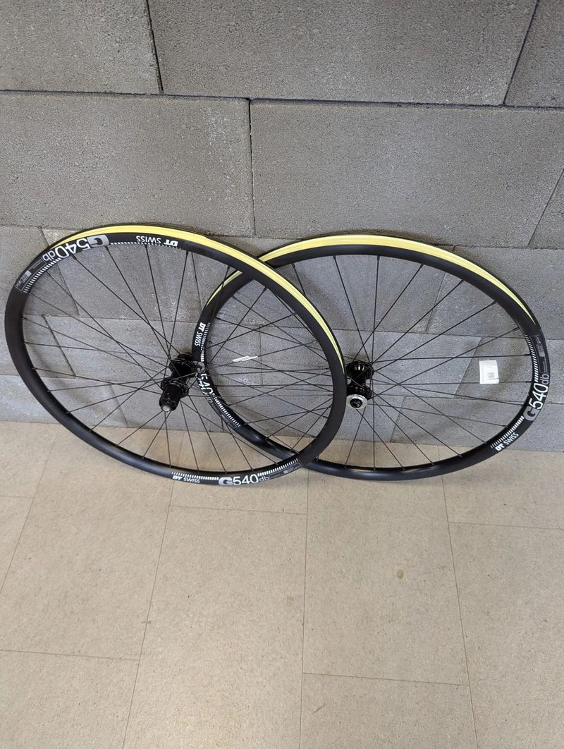 zapletená kola na gravel nebo silnici, WTB, DT Swiss, Shimano,... 