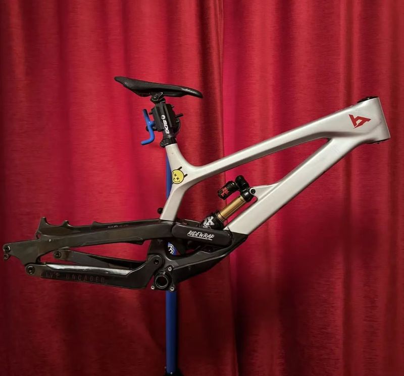 YT Tues Pro Race rám + tlumič
