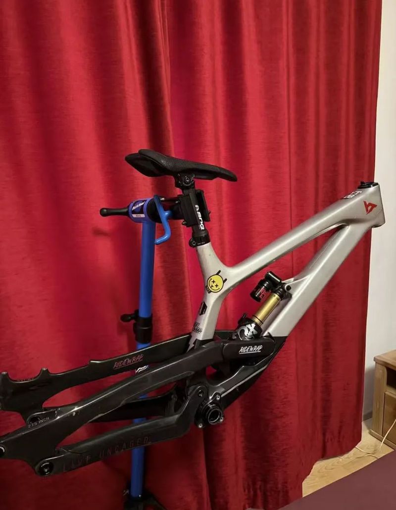 YT Tues Pro Race rám + tlumič