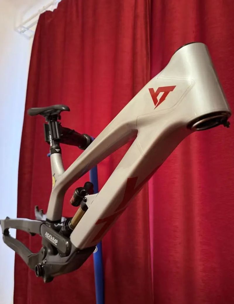 YT Tues Pro Race rám + tlumič