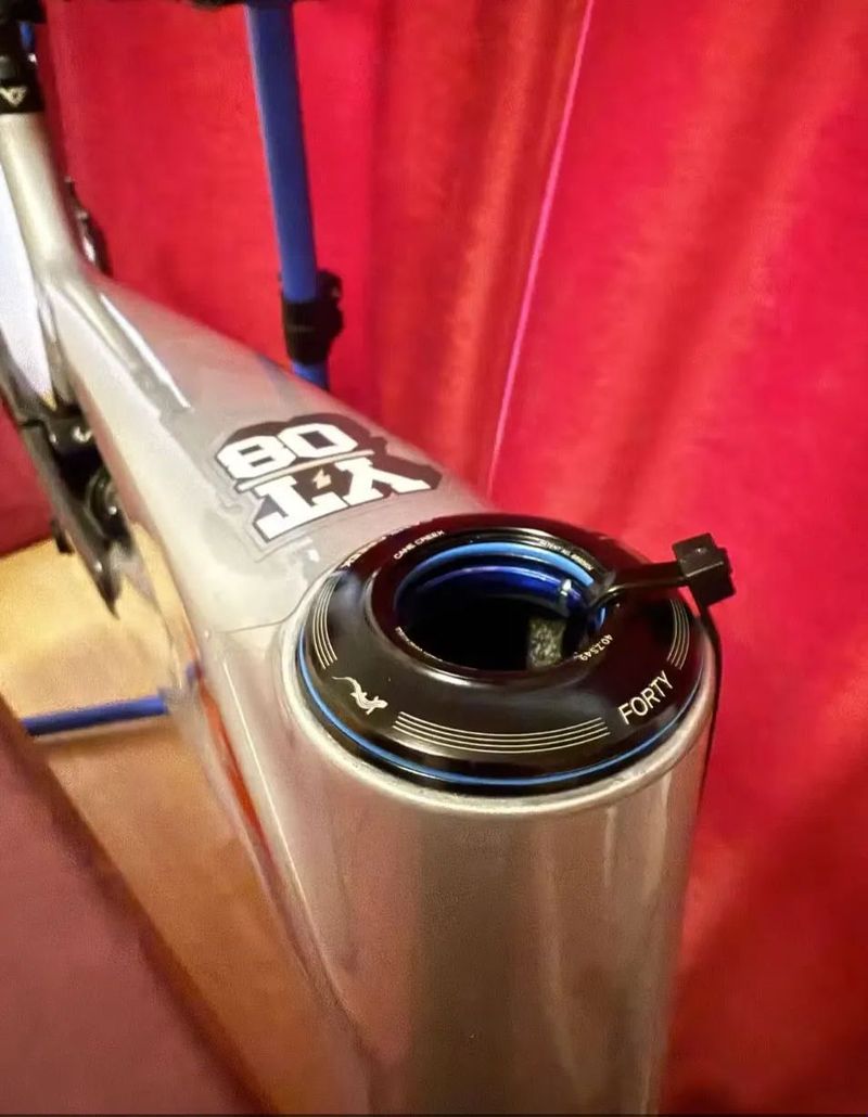 YT Tues Pro Race rám + tlumič