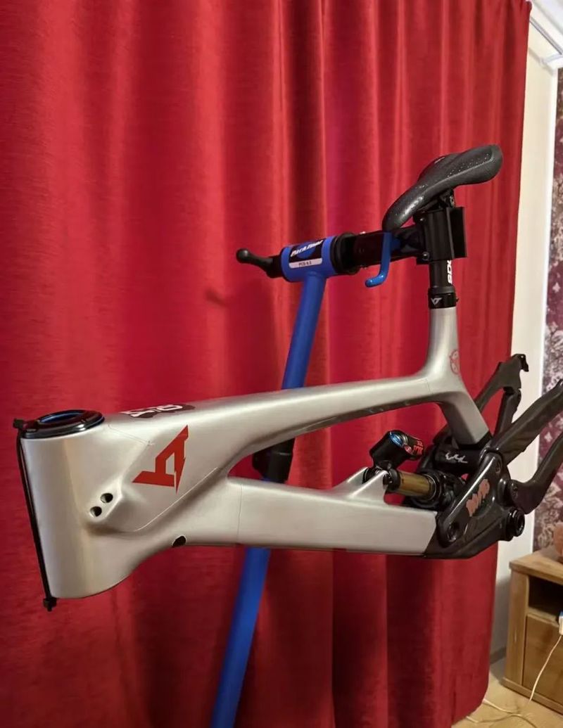 YT Tues Pro Race rám + tlumič