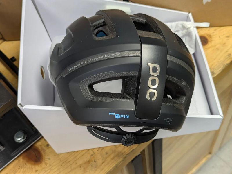 nová helma POC Omne Air SPIN, velikost L, vada laku