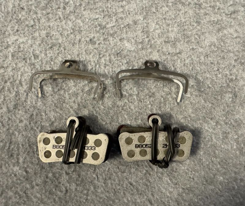 Brzdové třmeny Sram Level Stealth-Ultimate 4 pístkové set + brzdové destičky