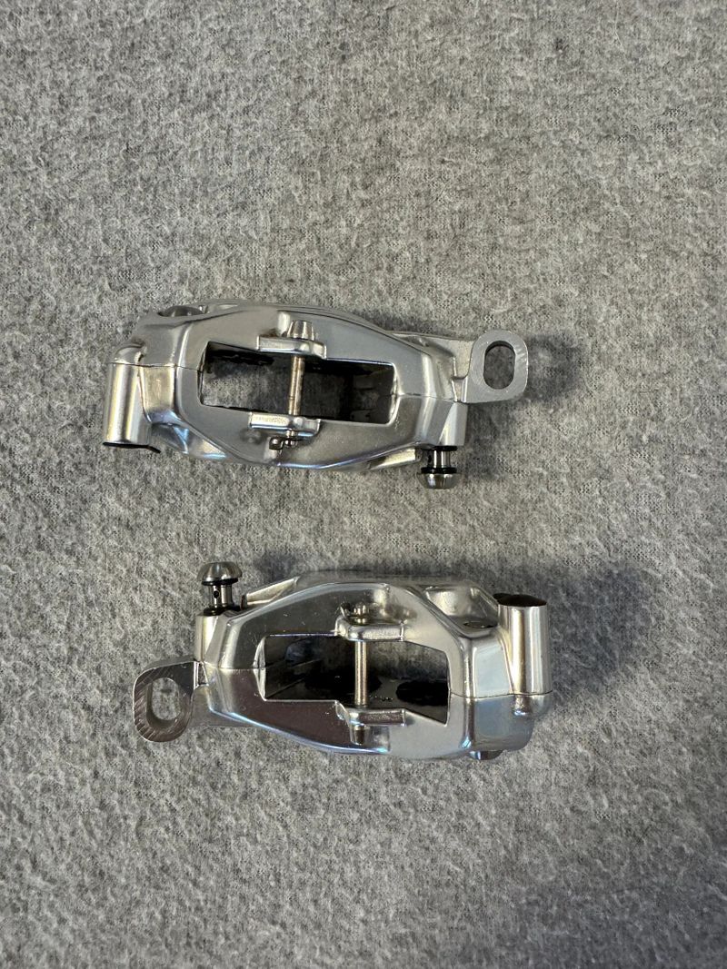Brzdové třmeny Sram Level Stealth-Ultimate 4 pístkové set + brzdové destičky