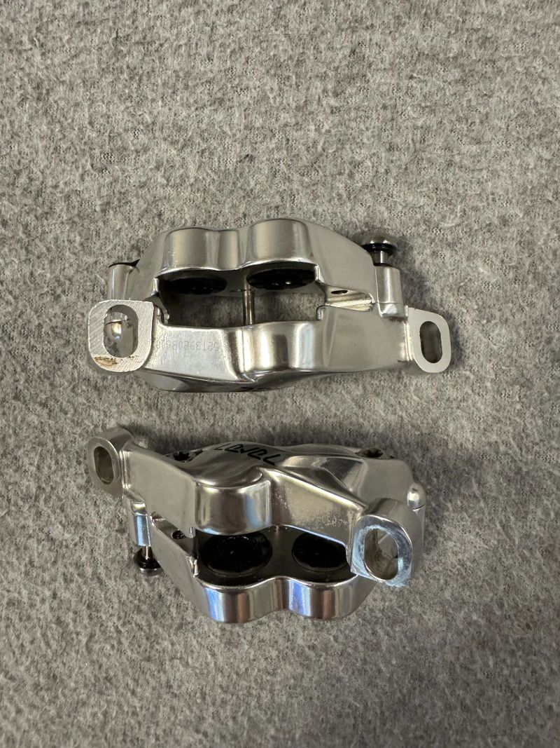 Brzdové třmeny Sram Level Stealth-Ultimate 4 pístkové set + brzdové destičky