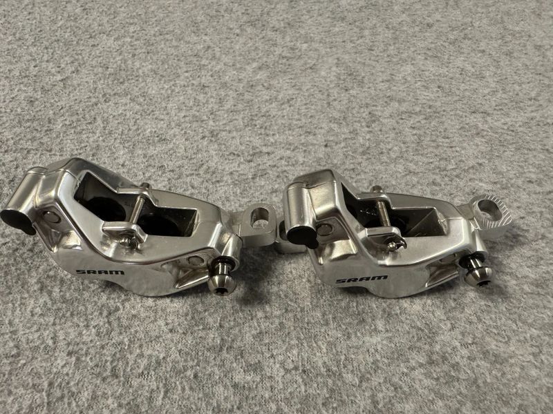 Brzdové třmeny Sram Level Stealth-Ultimate 4 pístkové set + brzdové destičky