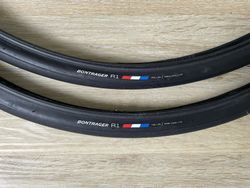 Pláště Bontrager R1 700x28C Hard Case Lite