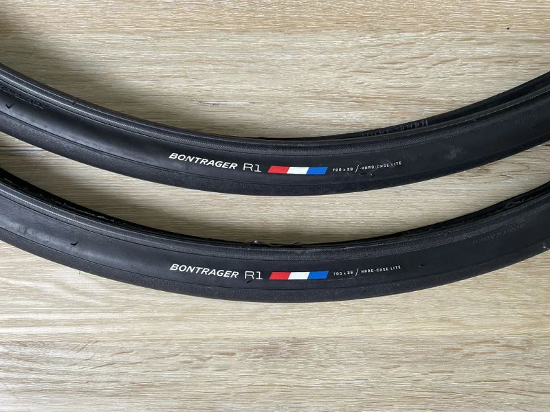 Pláště Bontrager R1 700x28C Hard Case Lite