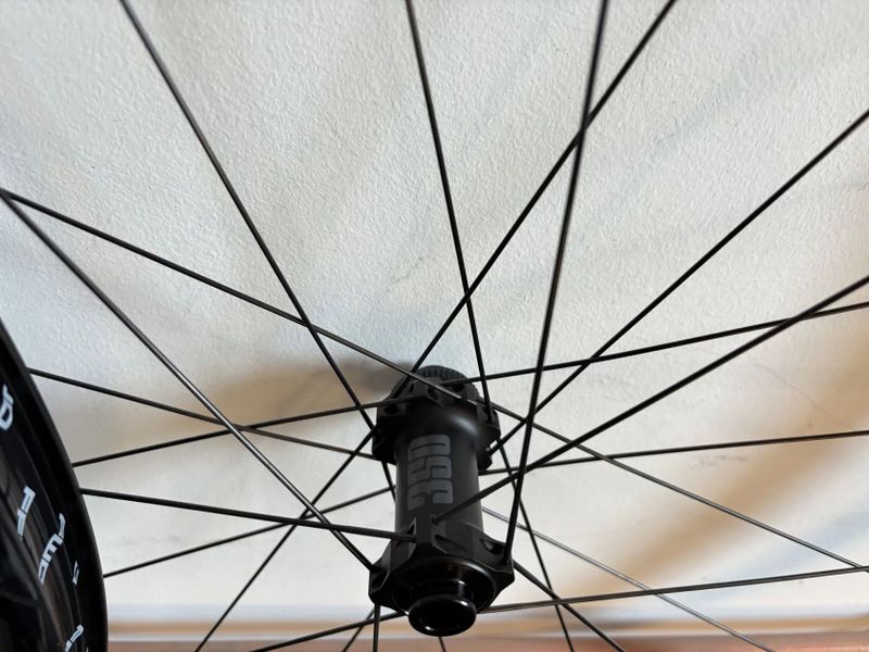 FFWD Outride vypletená gravel kola, náboje DT Swiss 350 Matt Black