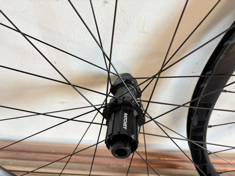 FFWD Outride vypletená gravel kola, náboje DT Swiss 350 Matt Black
