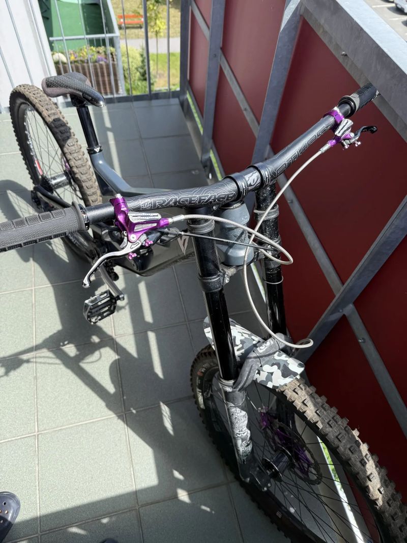 YT Tues CF Pro, velikost L