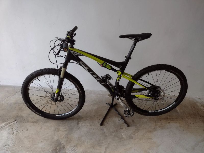 KARBONOVÉ ALL-MOUNTAIN KOLO, VÁHA POD 12 KG, DRUHÁ SADA KOL A PNEU