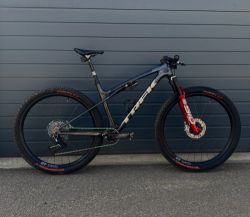 Trek Supercaliber SLR Gen 2 flight attendant vel. L