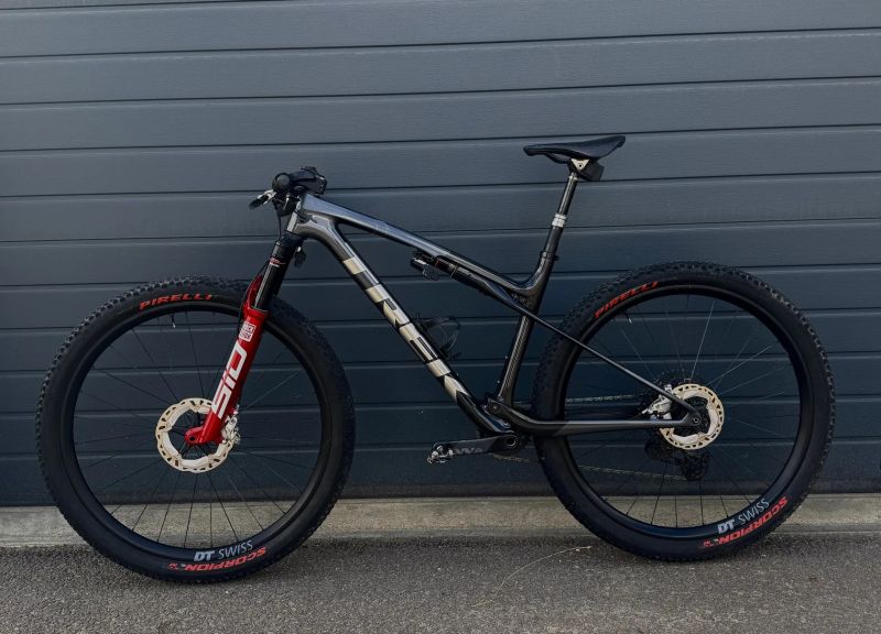 Trek Supercaliber SLR Gen 2 flight attendant vel. L