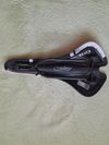 Sedlo Selle San Marco Aspide Dynamic Wide, karb.ližiny,142 gramů, 275x142mm, širší verze