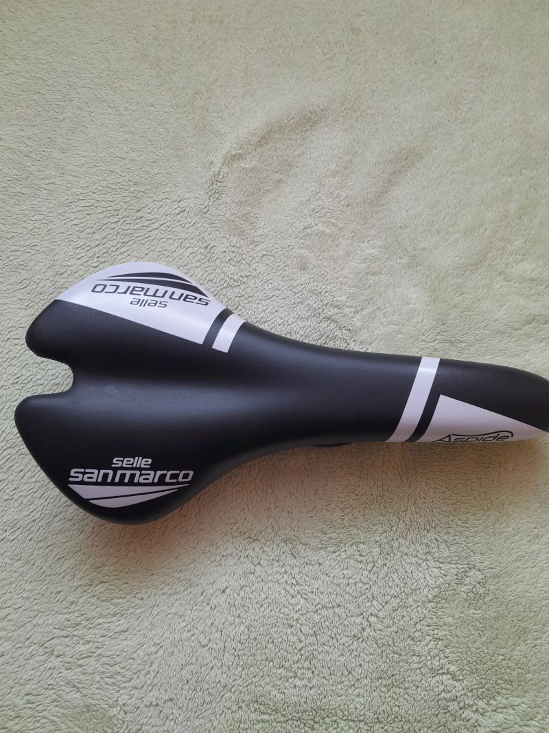 Sedlo Selle San Marco Aspide Dynamic Wide, karb.ližiny,142 gramů, 275x142mm, širší verze