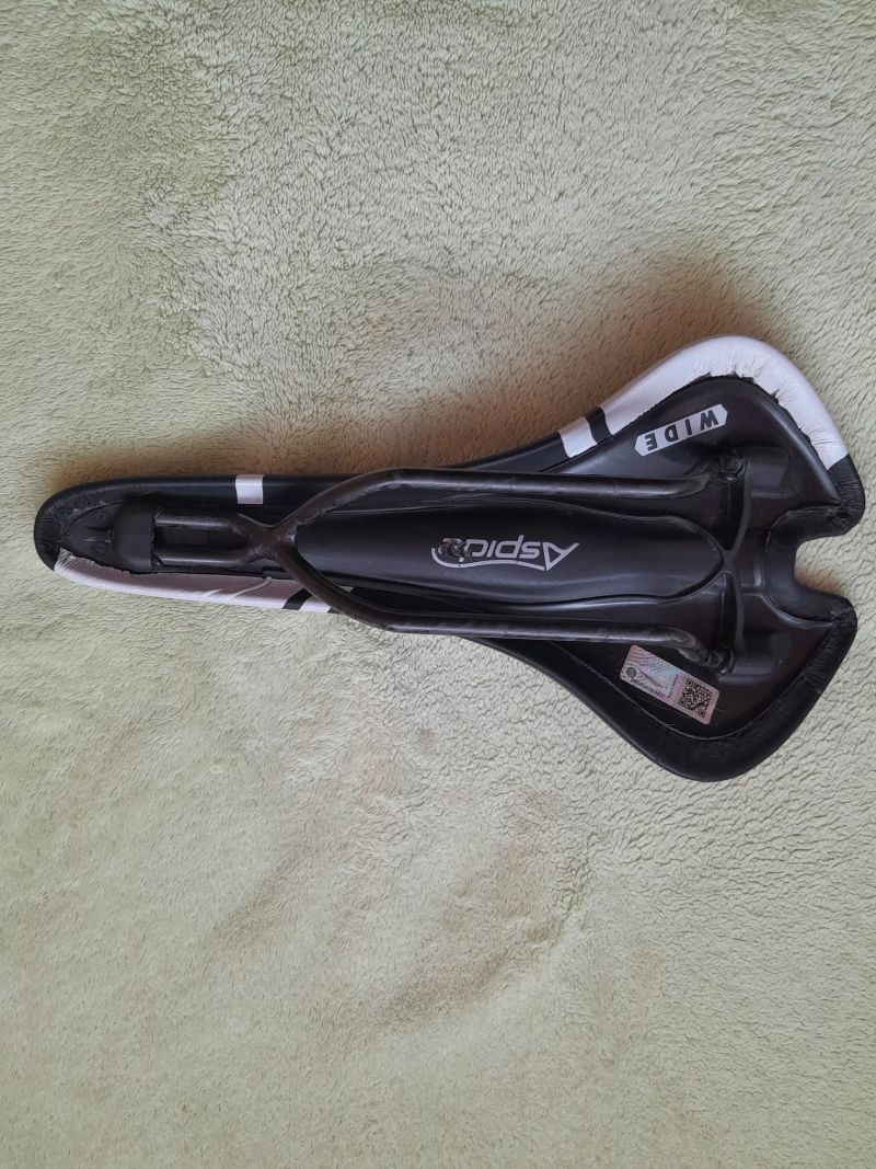 Sedlo Selle San Marco Aspide Dynamic Wide, karb.ližiny,142 gramů, 275x142mm, širší verze