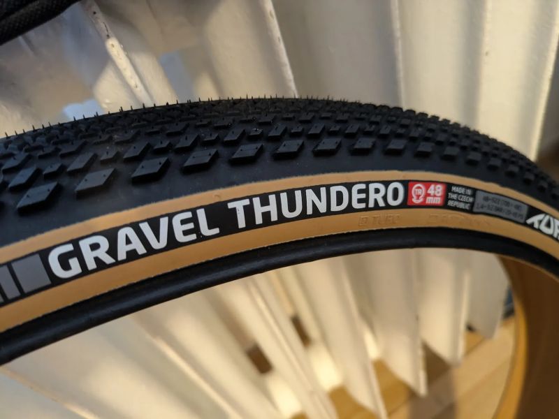 Nové Tufo Thundero 48 (700x48C / Béžové bočnice)