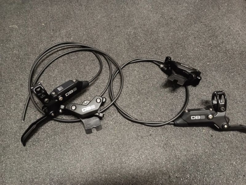 Brzdy Sram DB8 