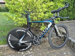 Giant Trinity, disk Zipp super9, vaha pouhych 9,1Kg, spousta karbonovych doplnku
