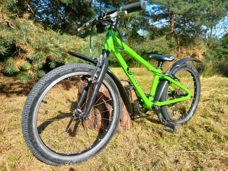 7,7 kg ultralehké dětské zelené kolo Kubikes 20L MTB od 110 cm, vylepšené o PÁČKOVÉ ŘAZENÍ, blatníky